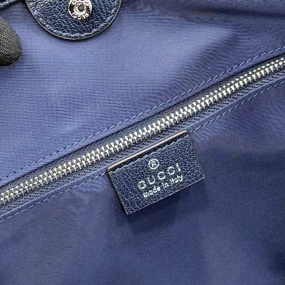 将不同世代的设计融入一个美学叙事中。GG牛仔布搭配品牌标识徽牌，为精致廓形增添标志性细节。这款托特包提升了日常风格，内部配有拉链口袋。