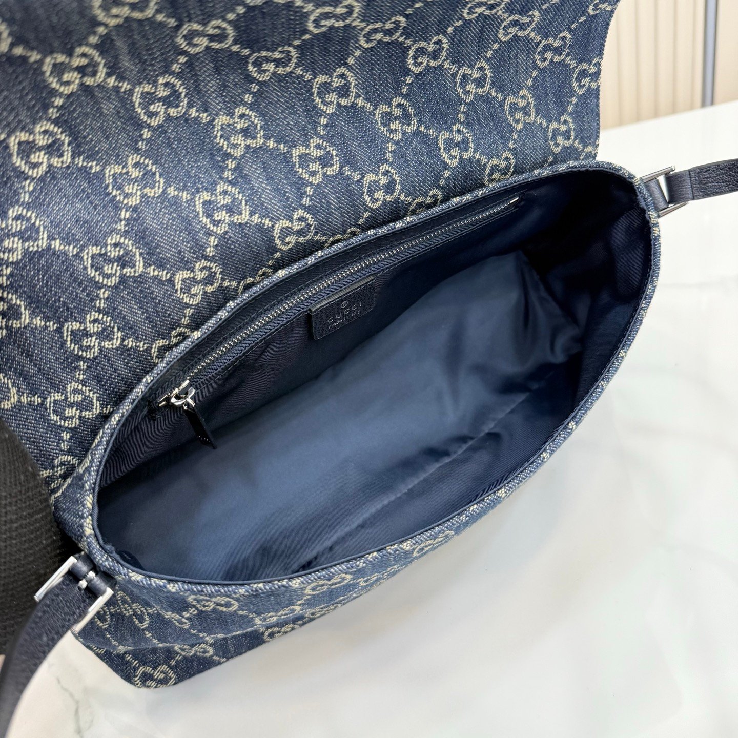 配全套包装 Generation Gucci古驰世代系列深入探索品牌的典藏元素,将不同世代的设计融合为统一的美学叙事。GG丹宁面料搭配品牌标识徽牌,为精致廓形增添品牌标志性元素,呈现这款提升日常风格的肩背包。