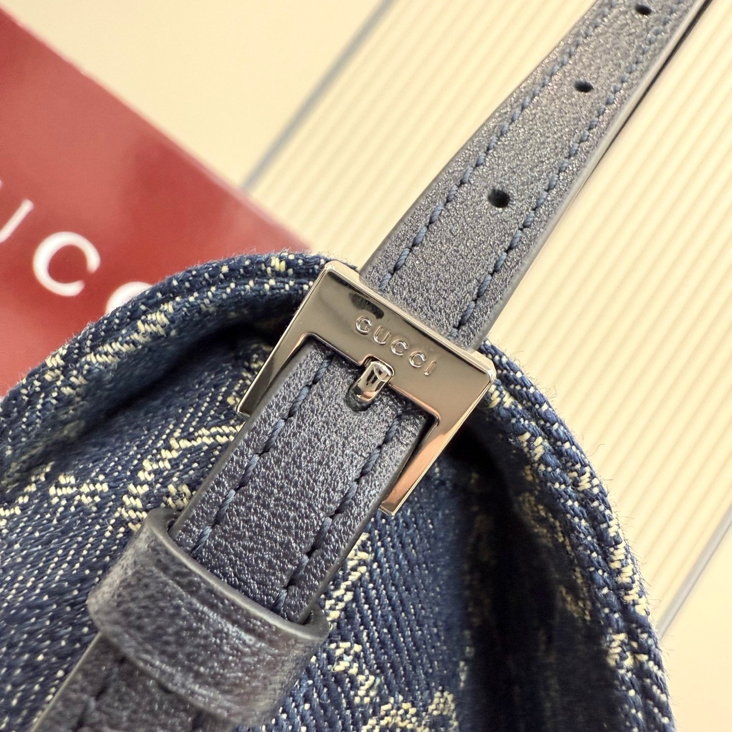 配全套包装 Generation Gucci古驰世代系列深入探索品牌的典藏元素,将不同世代的设计融合为统一的美学叙事。GG丹宁面料搭配品牌标识徽牌,为精致廓形增添品牌标志性元素,呈现这款提升日常风格的肩背包。