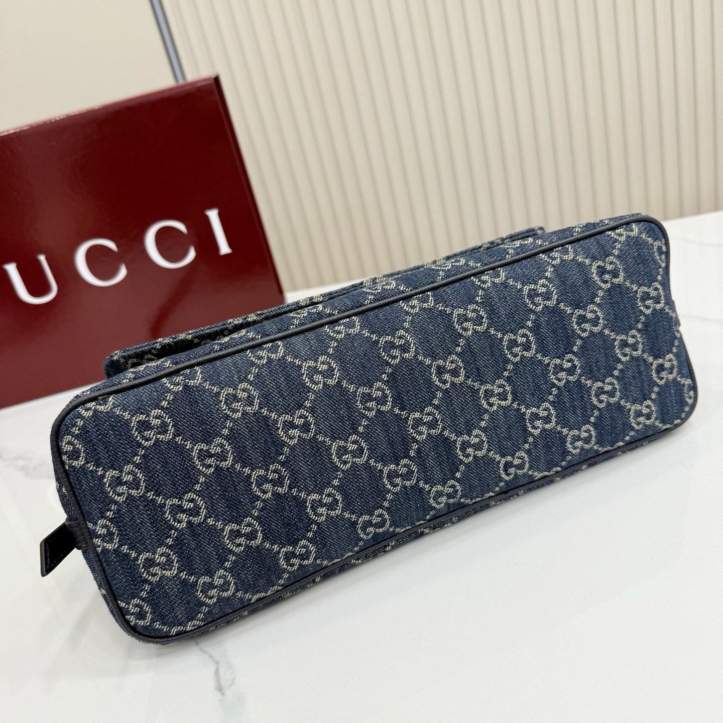 配全套包装 Generation Gucci古驰世代系列深入探索品牌的典藏元素,将不同世代的设计融合为统一的美学叙事。GG丹宁面料搭配品牌标识徽牌,为精致廓形增添品牌标志性元素,呈现这款提升日常风格的肩背包。