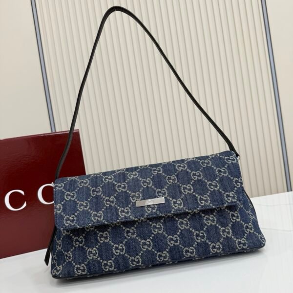 配全套包装 Generation Gucci古驰世代系列深入探索品牌的典藏元素，将不同世代的设计融合为统一的美学叙事。GG丹宁面料搭配品牌标识徽牌，为精致廓形增添品牌标志性元素，呈现这款提升日常风格的肩背包。