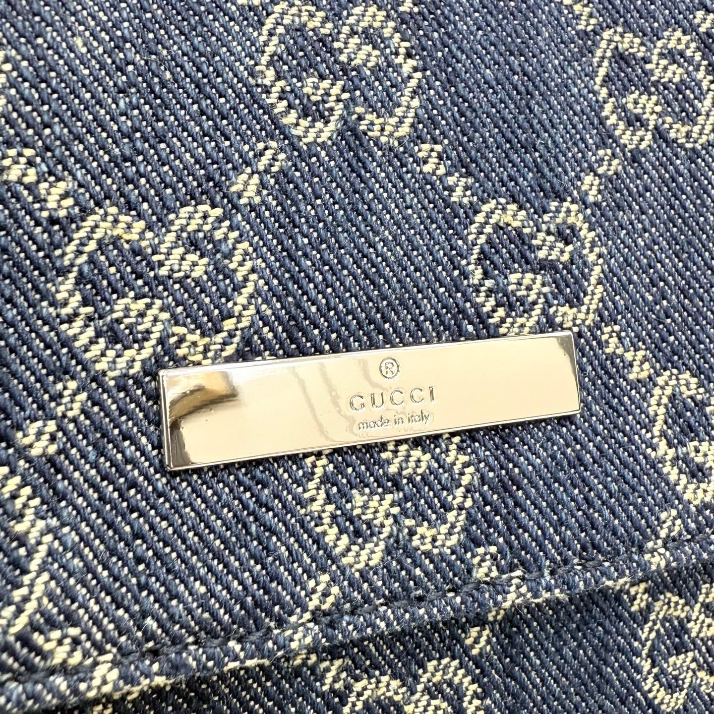 配全套包装 Generation Gucci古驰世代系列深入探索品牌的典藏元素,将不同世代的设计融合为统一的美学叙事。GG丹宁面料搭配品牌标识徽牌,为精致廓形增添品牌标志性元素,呈现这款提升日常风格的肩背包。