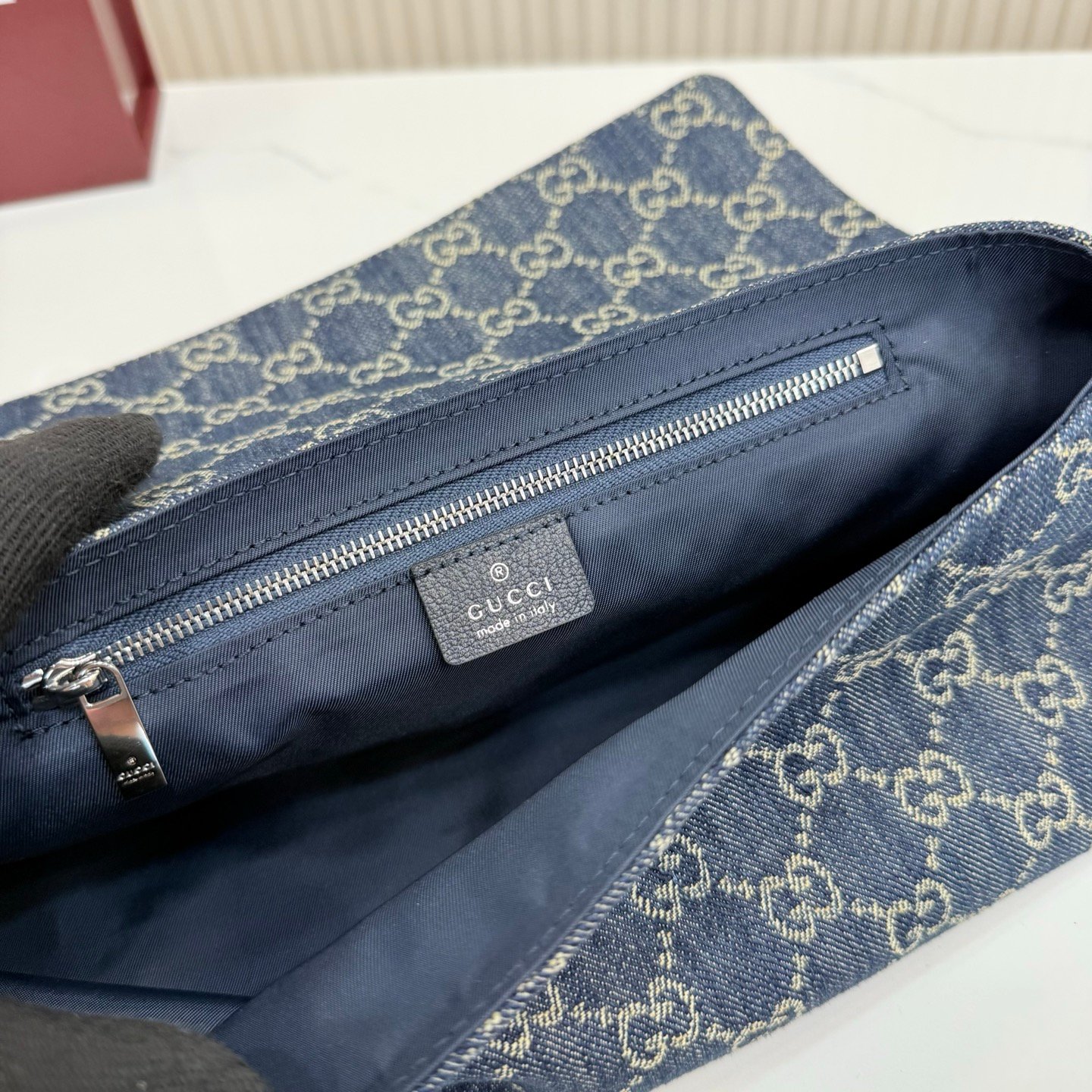 配全套包装 Generation Gucci古驰世代系列深入探索品牌的典藏元素,将不同世代的设计融合为统一的美学叙事。GG丹宁面料搭配品牌标识徽牌,为精致廓形增添品牌标志性元素,呈现这款提升日常风格的肩背包。