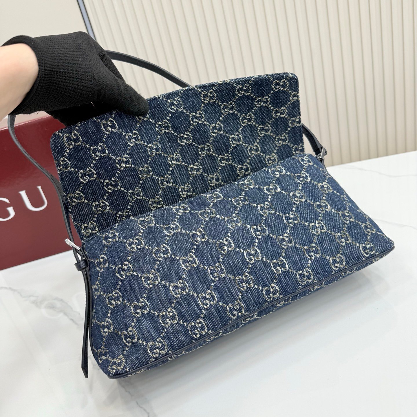 配全套包装 Generation Gucci古驰世代系列深入探索品牌的典藏元素,将不同世代的设计融合为统一的美学叙事。GG丹宁面料搭配品牌标识徽牌,为精致廓形增添品牌标志性元素,呈现这款提升日常风格的肩背包。