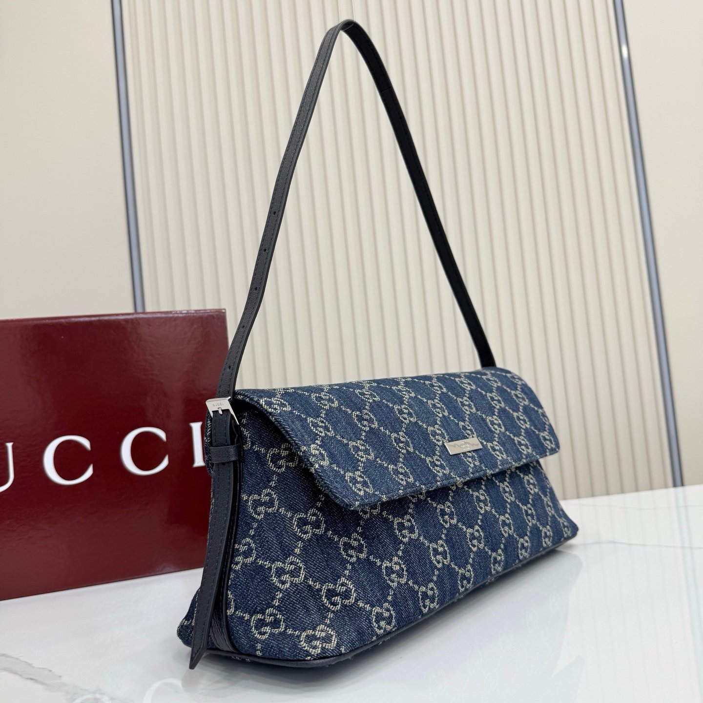 配全套包装 Generation Gucci古驰世代系列深入探索品牌的典藏元素,将不同世代的设计融合为统一的美学叙事。GG丹宁面料搭配品牌标识徽牌,为精致廓形增添品牌标志性元素,呈现这款提升日常风格的肩背包。