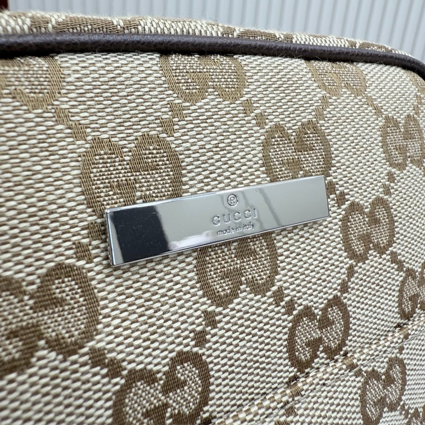 这件单品出自Gucci Primavera系列。Gucci Tag系列的设计同步城市节奏。经典GG帆布面料贯穿于多功能迷你手袋的廓形设计中,并缀饰“Gucci Made in Italy”金属标签,令整款单品更加精致。