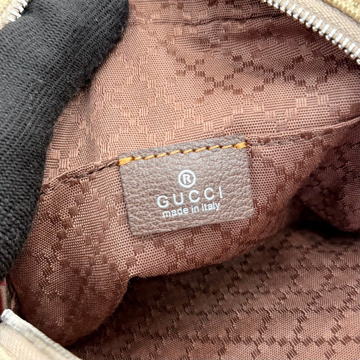这件单品出自Gucci Primavera系列。Gucci Tag系列的设计同步城市节奏。经典GG帆布面料贯穿于多功能迷你手袋的廓形设计中,并缀饰“Gucci Made in Italy”金属标签,令整款单品更加精致。
