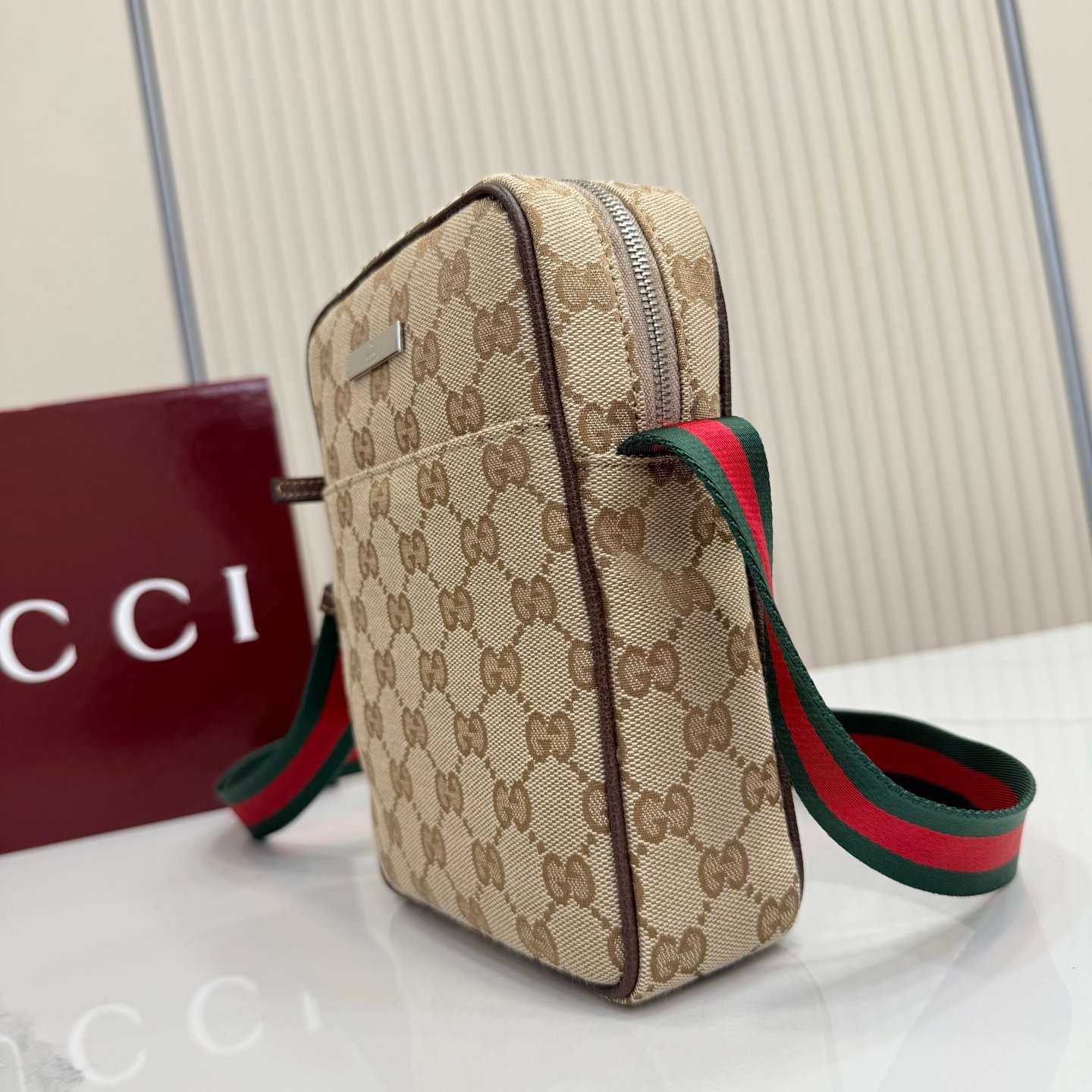 这件单品出自Gucci Primavera系列。Gucci Tag系列的设计同步城市节奏。经典GG帆布面料贯穿于多功能迷你手袋的廓形设计中,并缀饰“Gucci Made in Italy”金属标签,令整款单品更加精致。