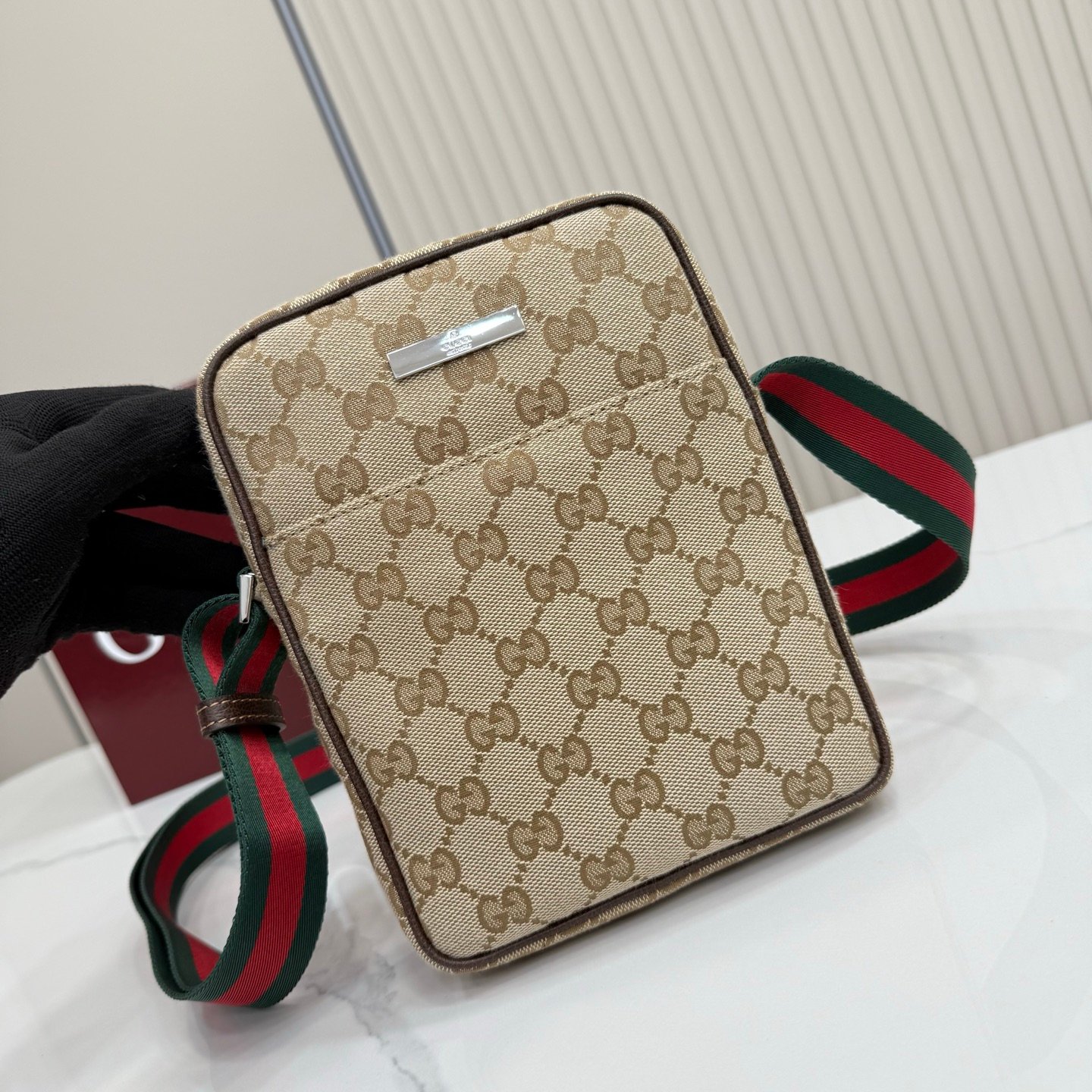 这件单品出自Gucci Primavera系列。Gucci Tag系列的设计同步城市节奏。经典GG帆布面料贯穿于多功能迷你手袋的廓形设计中,并缀饰“Gucci Made in Italy”金属标签,令整款单品更加精致。