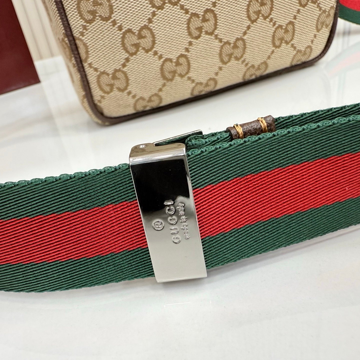 这件单品出自Gucci Primavera系列。Gucci Tag系列的设计同步城市节奏。经典GG帆布面料贯穿于多功能迷你手袋的廓形设计中,并缀饰“Gucci Made in Italy”金属标签,令整款单品更加精致。