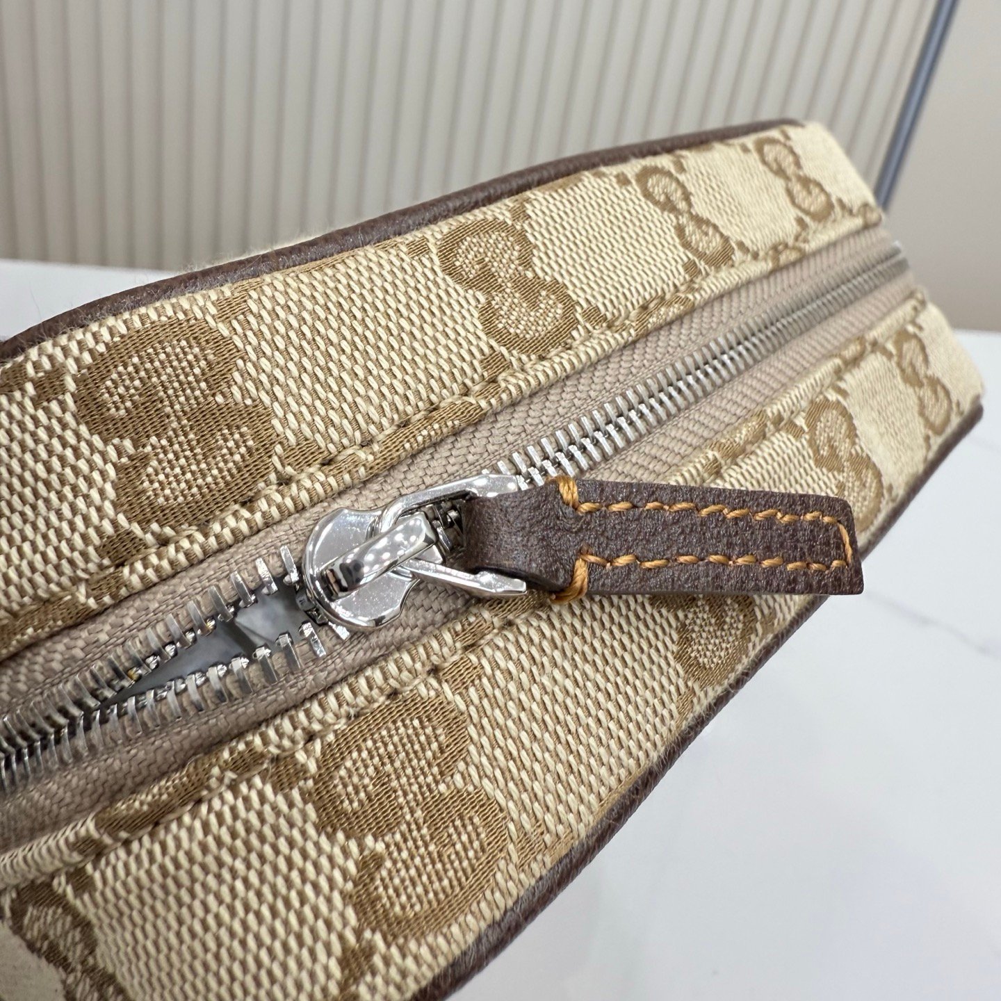 这件单品出自Gucci Primavera系列。Gucci Tag系列的设计同步城市节奏。经典GG帆布面料贯穿于多功能迷你手袋的廓形设计中,并缀饰“Gucci Made in Italy”金属标签,令整款单品更加精致。