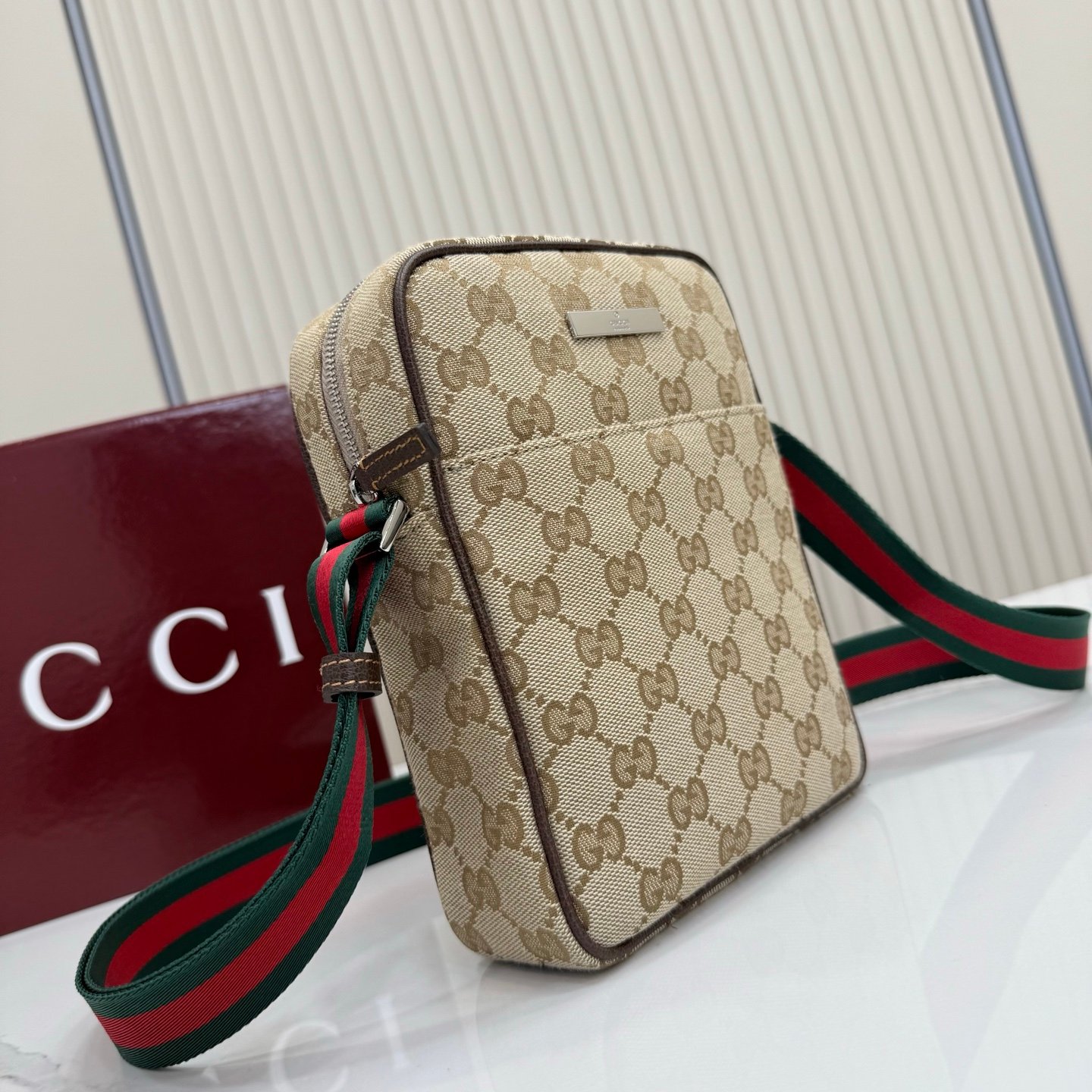 这件单品出自Gucci Primavera系列。Gucci Tag系列的设计同步城市节奏。经典GG帆布面料贯穿于多功能迷你手袋的廓形设计中,并缀饰“Gucci Made in Italy”金属标签,令整款单品更加精致。