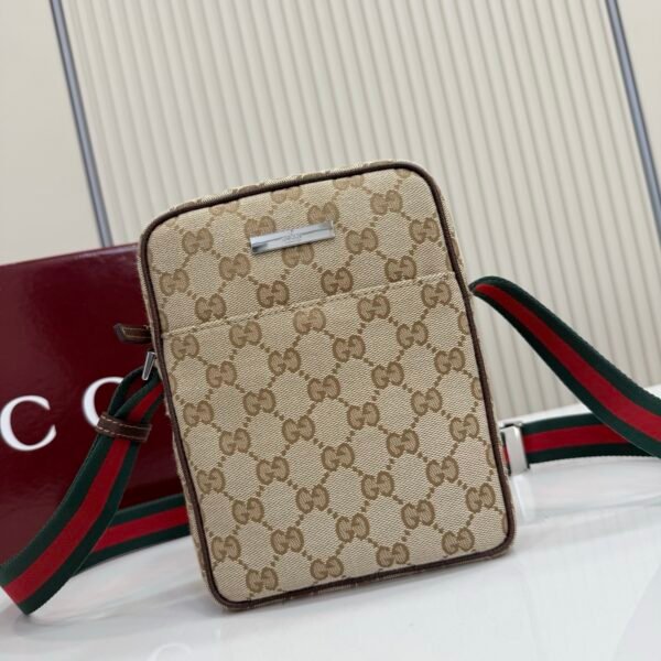 这件单品出自Gucci Primavera系列。Gucci Tag系列的设计同步城市节奏。经典GG帆布面料贯穿于多功能迷你手袋的廓形设计中，并缀饰“Gucci Made in Italy”金属标签，令整款单品更加精致。