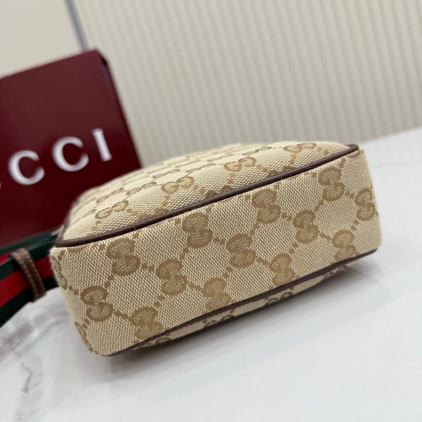 这件单品出自Gucci Primavera系列。Gucci Tag系列的设计同步城市节奏。经典GG帆布面料贯穿于多功能迷你手袋的廓形设计中,并缀饰“Gucci Made in Italy”金属标签,令整款单品更加精致。