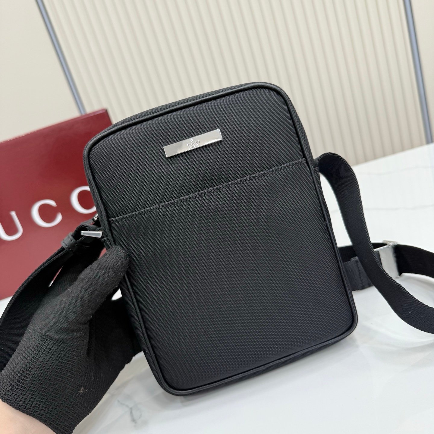 这件单品出自Gucci Primavera系列。Gucci Tag系列的设计同步城市节奏。同色系色调和紧凑造型使这款迷你手袋成为打造日常造型的时尚单品。采用耐用尼龙面料制作,正面缀饰“Gucci Made in Italy”金属标签