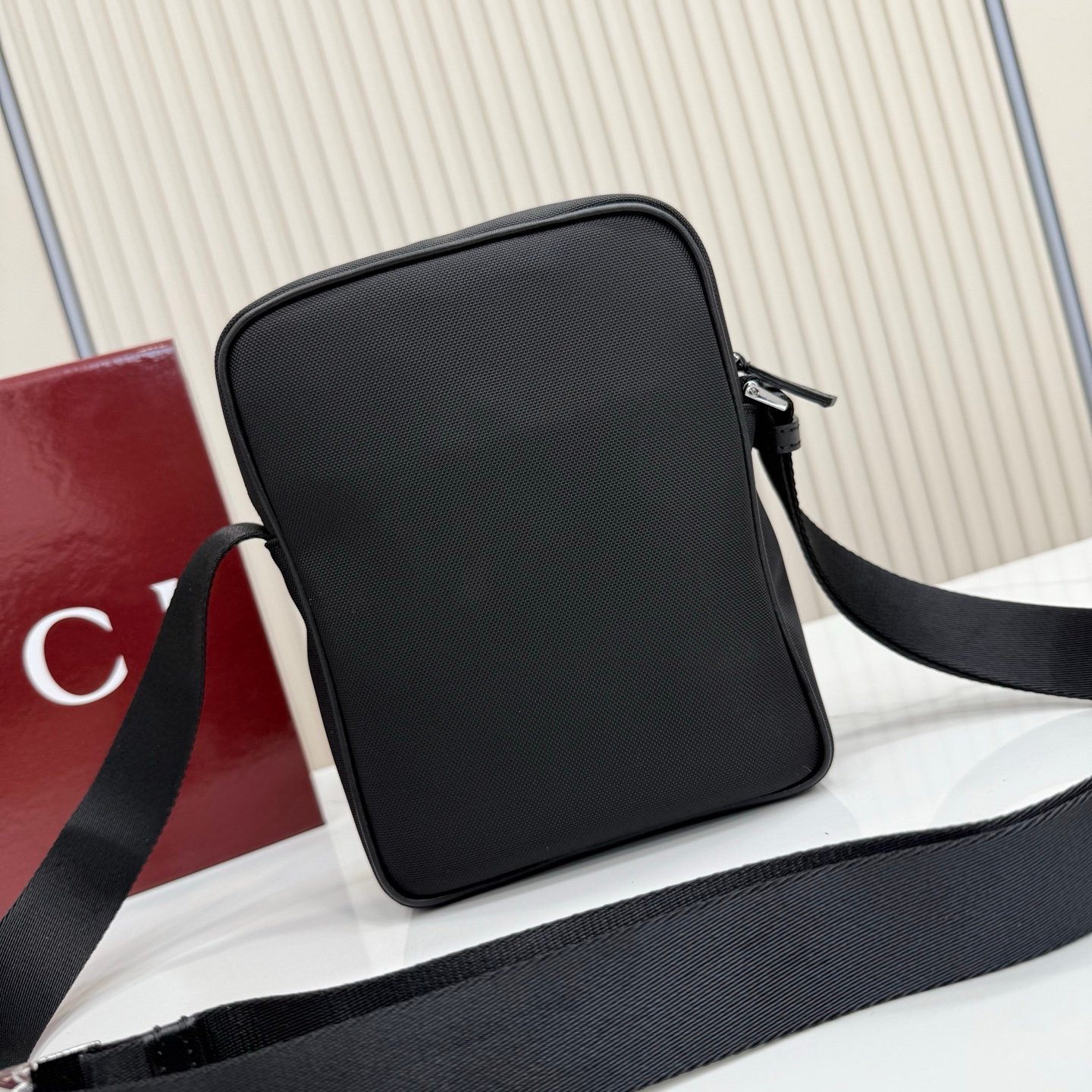 这件单品出自Gucci Primavera系列。Gucci Tag系列的设计同步城市节奏。同色系色调和紧凑造型使这款迷你手袋成为打造日常造型的时尚单品。采用耐用尼龙面料制作,正面缀饰“Gucci Made in Italy”金属标签