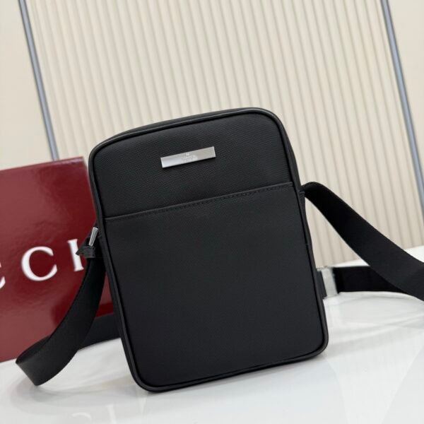这件单品出自Gucci Primavera系列。Gucci Tag系列的设计同步城市节奏。同色系色调和紧凑造型使这款迷你手袋成为打造日常造型的时尚单品。采用耐用尼龙面料制作，正面缀饰“Gucci Made in Italy”金属标签