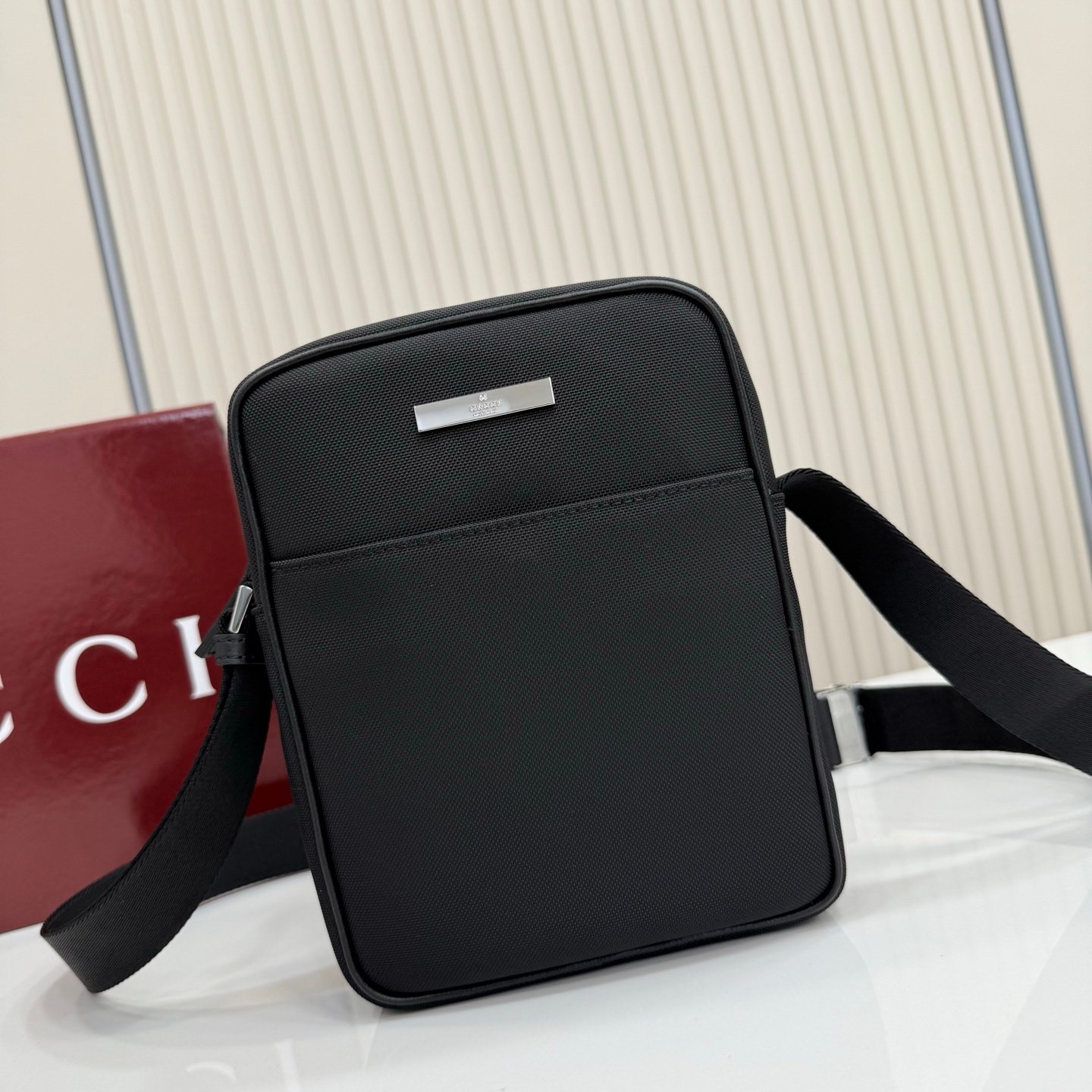 这件单品出自Gucci Primavera系列。Gucci Tag系列的设计同步城市节奏。同色系色调和紧凑造型使这款迷你手袋成为打造日常造型的时尚单品。采用耐用尼龙面料制作,正面缀饰“Gucci Made in Italy”金属标签