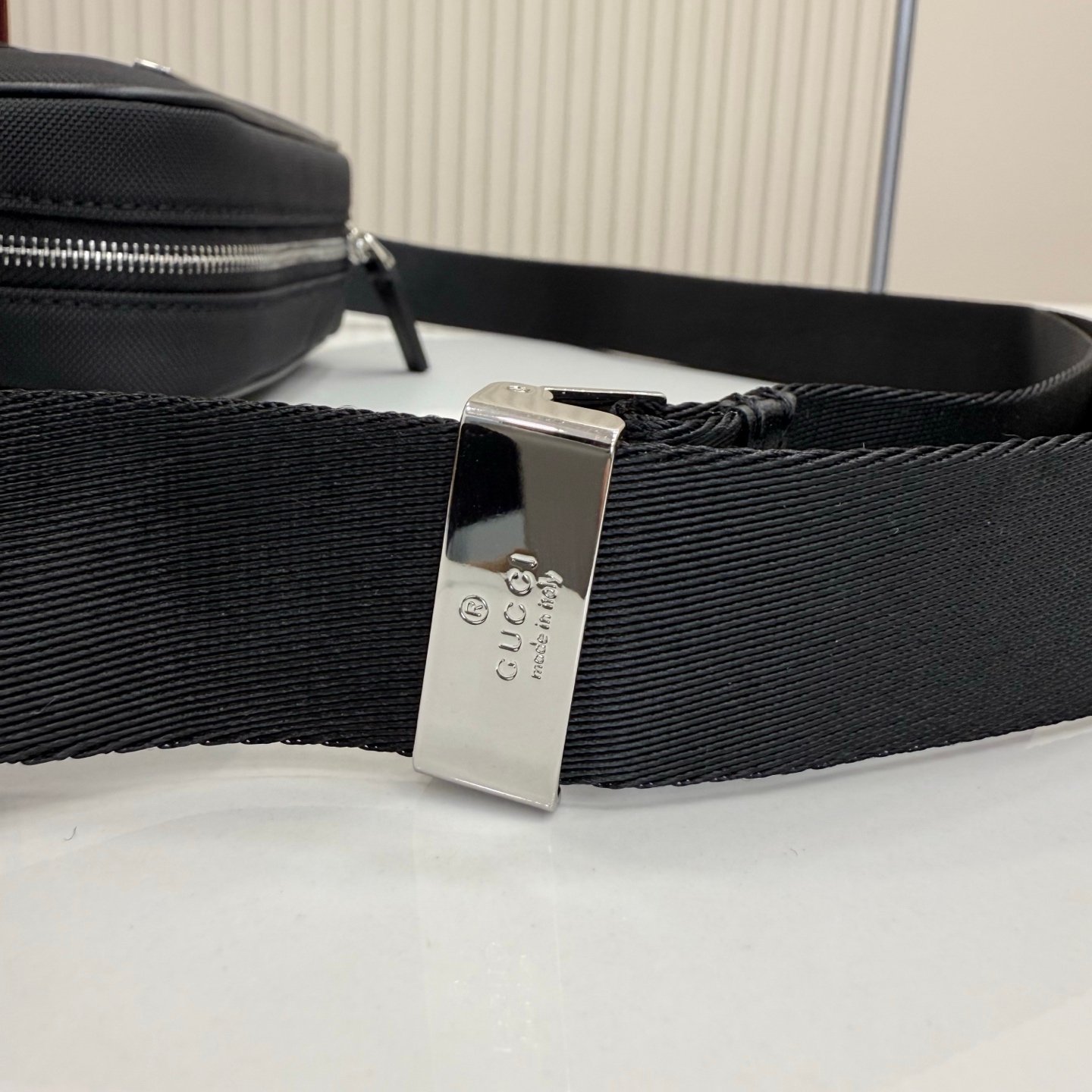 这件单品出自Gucci Primavera系列。Gucci Tag系列的设计同步城市节奏。同色系色调和紧凑造型使这款迷你手袋成为打造日常造型的时尚单品。采用耐用尼龙面料制作,正面缀饰“Gucci Made in Italy”金属标签