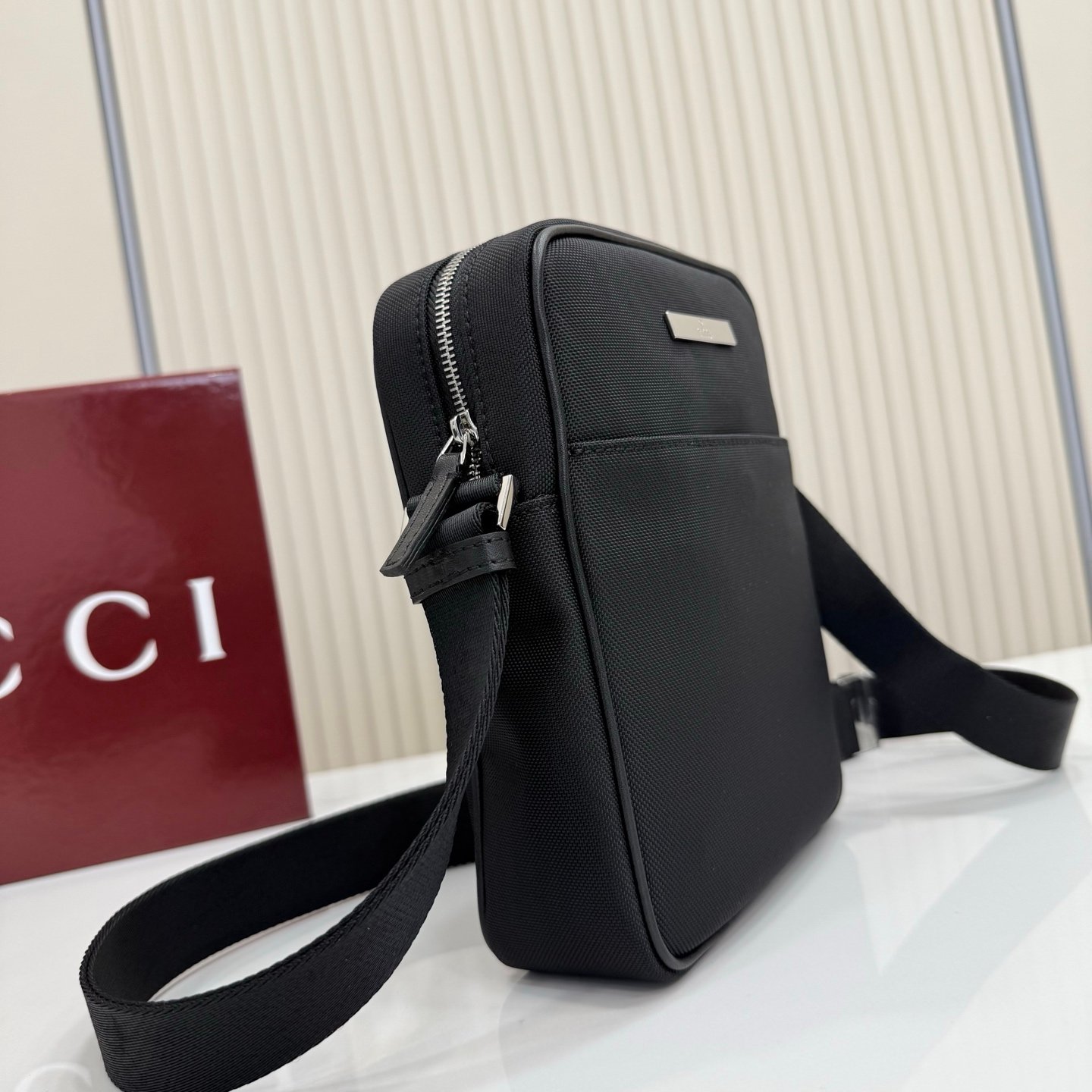 这件单品出自Gucci Primavera系列。Gucci Tag系列的设计同步城市节奏。同色系色调和紧凑造型使这款迷你手袋成为打造日常造型的时尚单品。采用耐用尼龙面料制作,正面缀饰“Gucci Made in Italy”金属标签