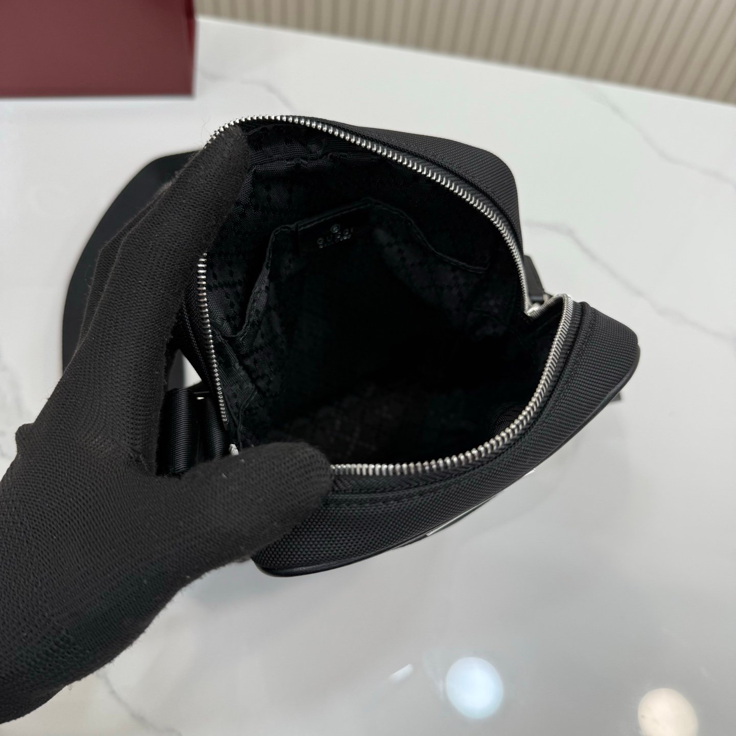 这件单品出自Gucci Primavera系列。Gucci Tag系列的设计同步城市节奏。同色系色调和紧凑造型使这款迷你手袋成为打造日常造型的时尚单品。采用耐用尼龙面料制作,正面缀饰“Gucci Made in Italy”金属标签