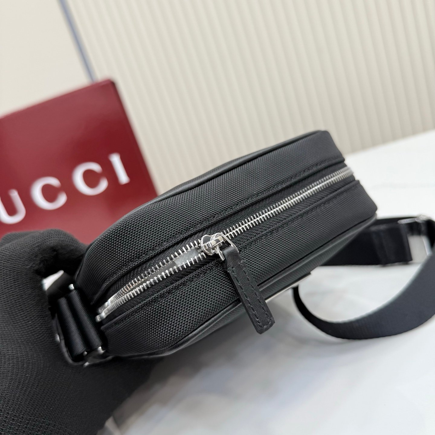 这件单品出自Gucci Primavera系列。Gucci Tag系列的设计同步城市节奏。同色系色调和紧凑造型使这款迷你手袋成为打造日常造型的时尚单品。采用耐用尼龙面料制作,正面缀饰“Gucci Made in Italy”金属标签