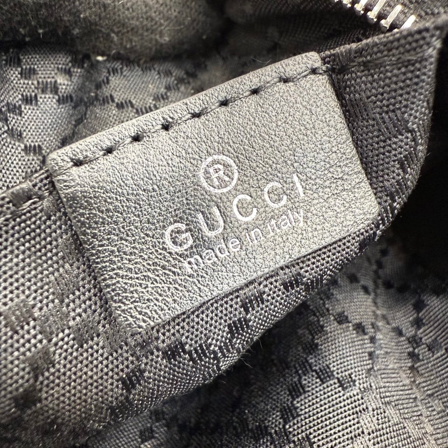 配全套原厂专柜包装 这件单品出自Gucci Primavera系列。Gucci Tag系列的设计同步城市节奏。同色系色调和紧凑造型使这款迷你手袋成为打造日常造型的时尚单品。采用耐用尼龙面料制作，正面缀饰“Gucci Made in Ital