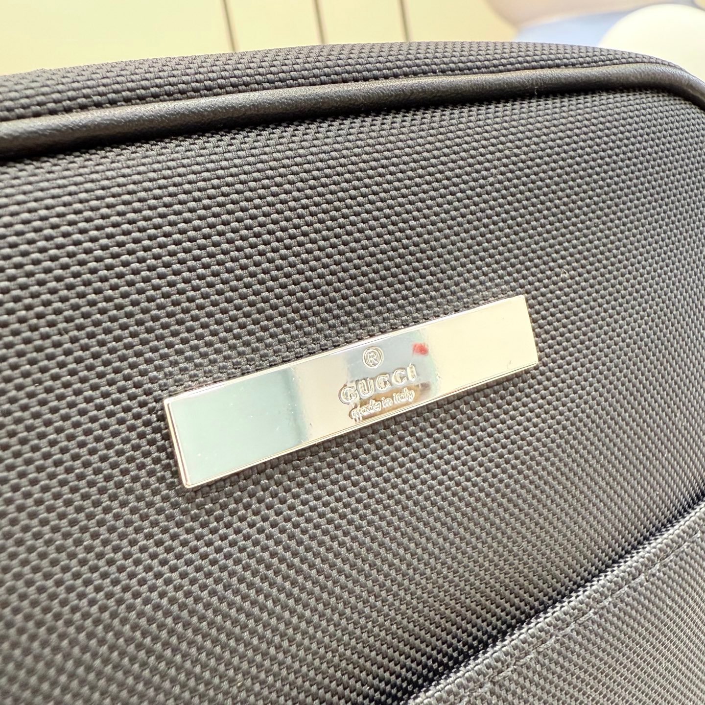 配全套原厂专柜包装 这件单品出自Gucci Primavera系列。Gucci Tag系列的设计同步城市节奏。同色系色调和紧凑造型使这款迷你手袋成为打造日常造型的时尚单品。采用耐用尼龙面料制作，正面缀饰“Gucci Made in Ital