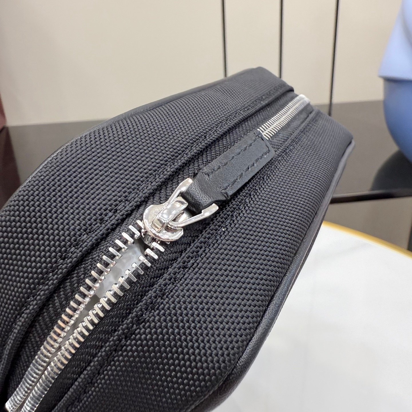 配全套原厂专柜包装 这件单品出自Gucci Primavera系列。Gucci Tag系列的设计同步城市节奏。同色系色调和紧凑造型使这款迷你手袋成为打造日常造型的时尚单品。采用耐用尼龙面料制作，正面缀饰“Gucci Made in Ital