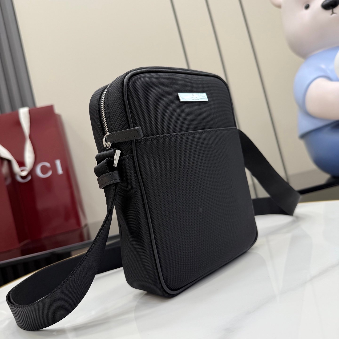 配全套原厂专柜包装 这件单品出自Gucci Primavera系列。Gucci Tag系列的设计同步城市节奏。同色系色调和紧凑造型使这款迷你手袋成为打造日常造型的时尚单品。采用耐用尼龙面料制作，正面缀饰“Gucci Made in Ital