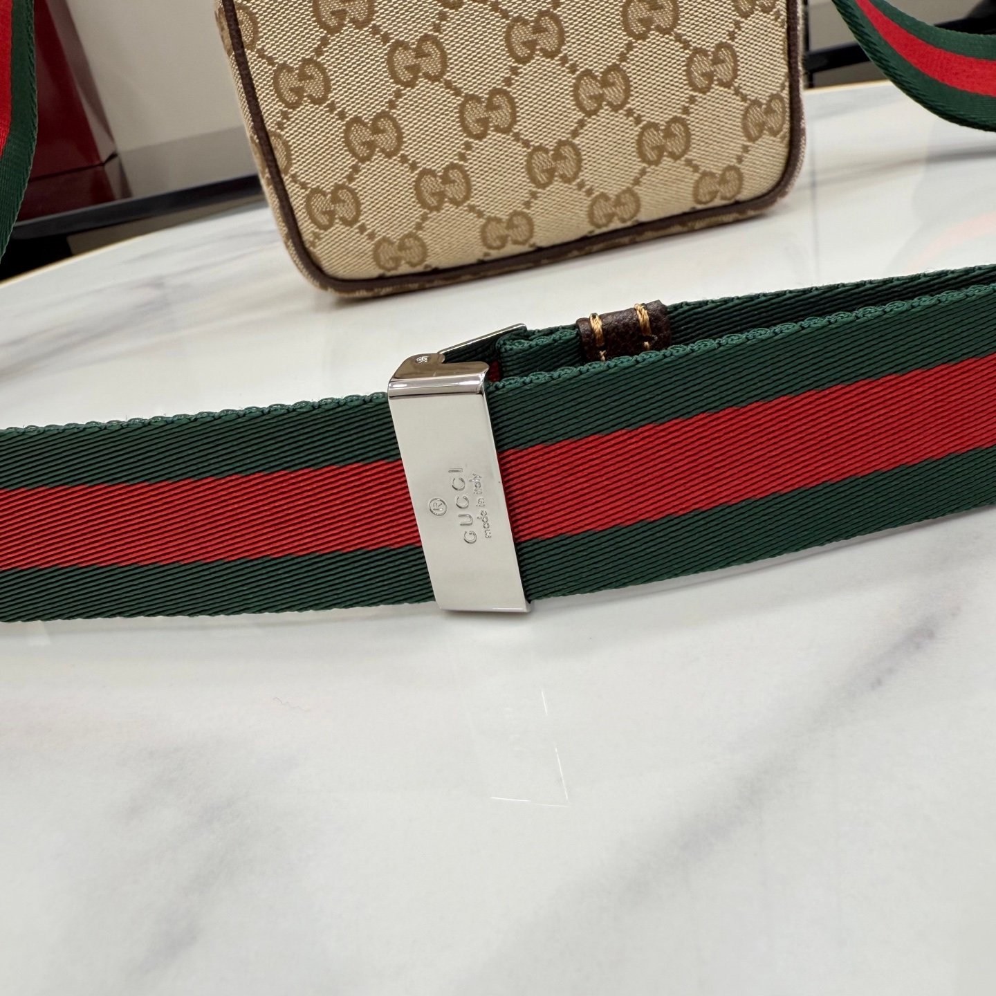 配全套原厂专柜包装 这件单品出自Gucci Primavera系列。Gucci Tag系列的设计同步城市节奏。经典GG帆布面料贯穿于多功能迷你手袋的廓形设计中，并缀饰“Gucci Made in Italy”金属标签，令整款单品更加精致。