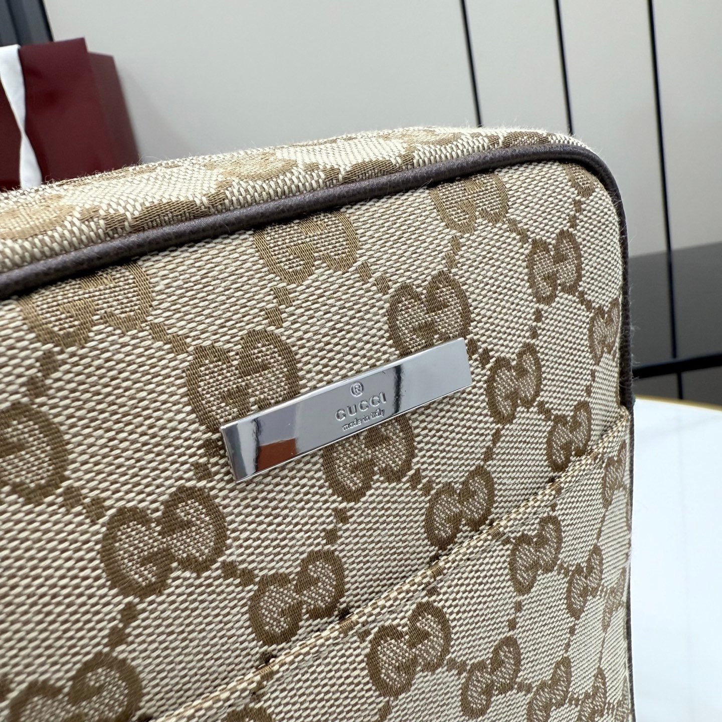 配全套原厂专柜包装 这件单品出自Gucci Primavera系列。Gucci Tag系列的设计同步城市节奏。经典GG帆布面料贯穿于多功能迷你手袋的廓形设计中，并缀饰“Gucci Made in Italy”金属标签，令整款单品更加精致。