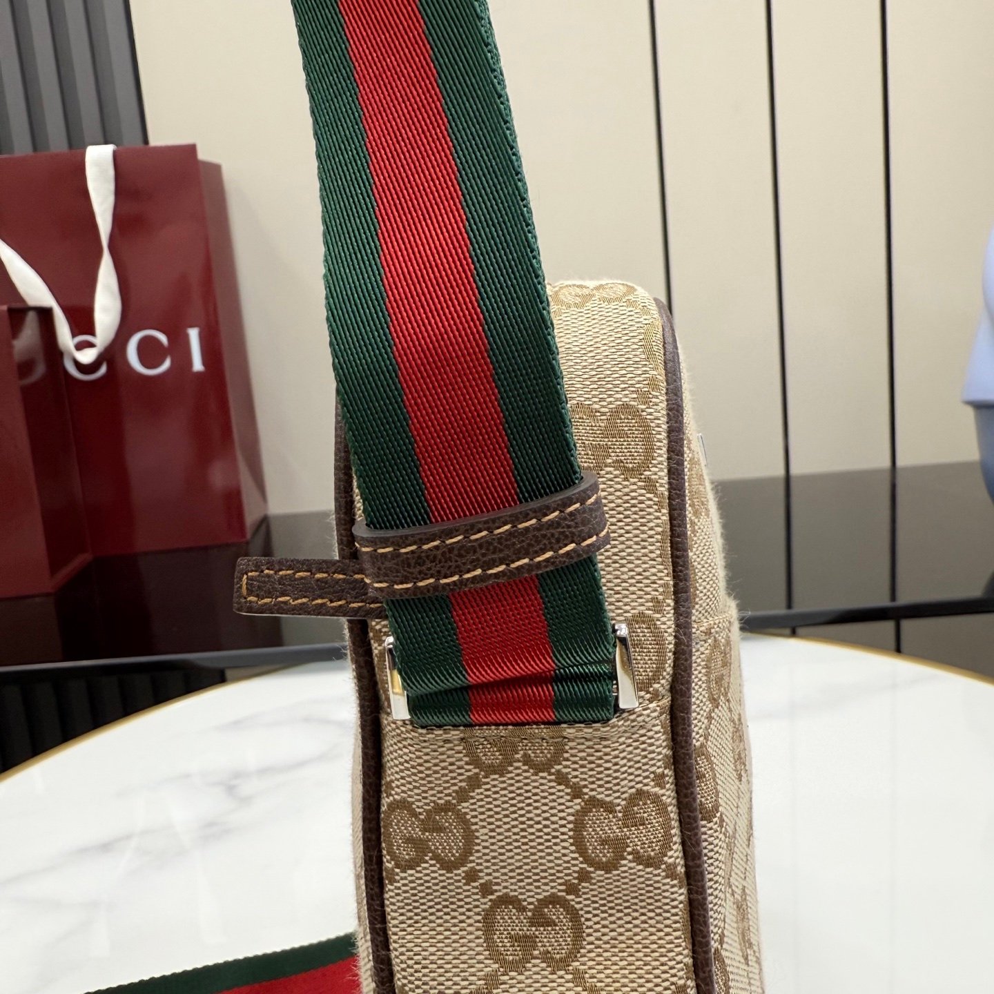 配全套原厂专柜包装 这件单品出自Gucci Primavera系列。Gucci Tag系列的设计同步城市节奏。经典GG帆布面料贯穿于多功能迷你手袋的廓形设计中，并缀饰“Gucci Made in Italy”金属标签，令整款单品更加精致。