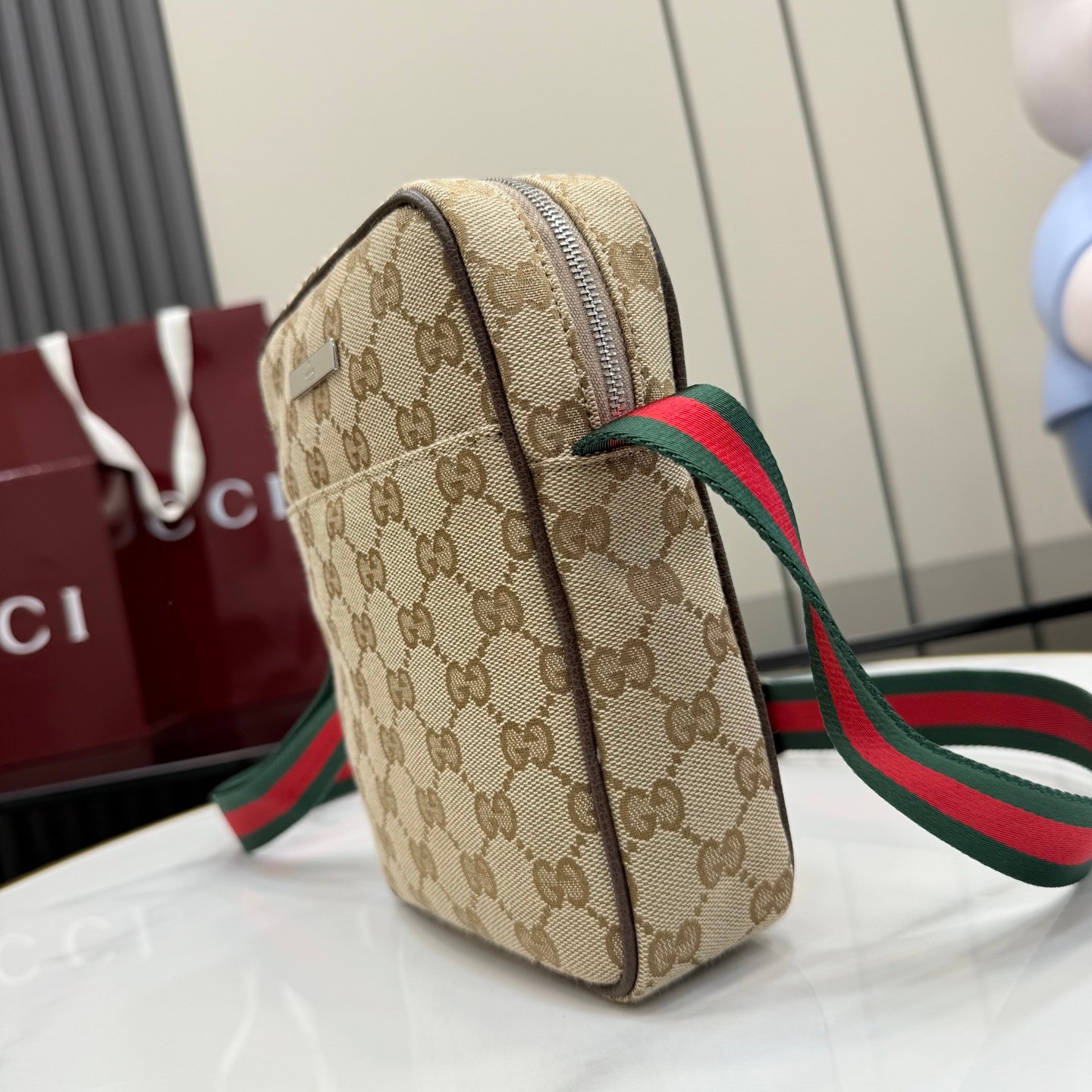 配全套原厂专柜包装 这件单品出自Gucci Primavera系列。Gucci Tag系列的设计同步城市节奏。经典GG帆布面料贯穿于多功能迷你手袋的廓形设计中，并缀饰“Gucci Made in Italy”金属标签，令整款单品更加精致。