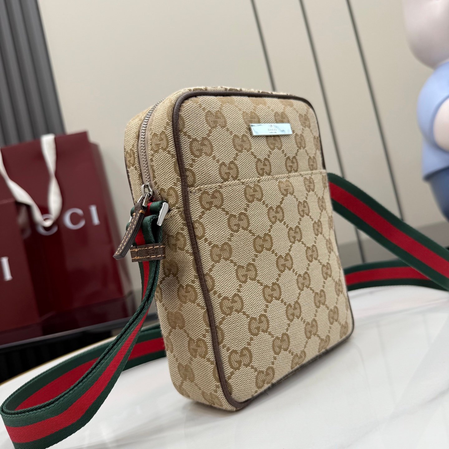 配全套原厂专柜包装 这件单品出自Gucci Primavera系列。Gucci Tag系列的设计同步城市节奏。经典GG帆布面料贯穿于多功能迷你手袋的廓形设计中，并缀饰“Gucci Made in Italy”金属标签，令整款单品更加精致。
