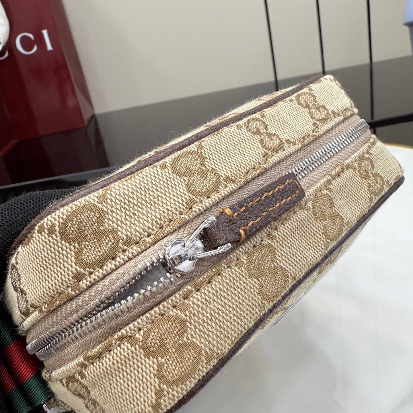 配全套原厂专柜包装 这件单品出自Gucci Primavera系列。Gucci Tag系列的设计同步城市节奏。经典GG帆布面料贯穿于多功能迷你手袋的廓形设计中，并缀饰“Gucci Made in Italy”金属标签，令整款单品更加精致。