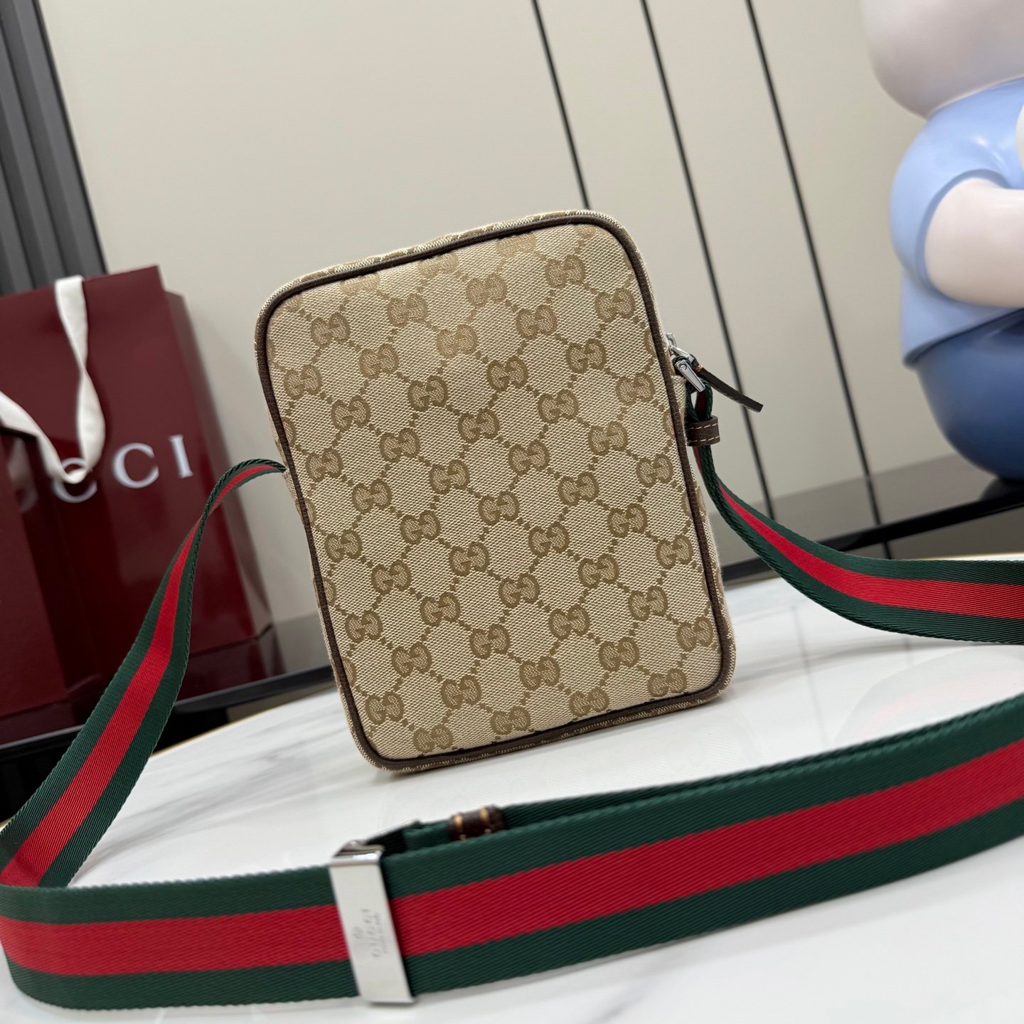 配全套原厂专柜包装 这件单品出自Gucci Primavera系列。Gucci Tag系列的设计同步城市节奏。经典GG帆布面料贯穿于多功能迷你手袋的廓形设计中，并缀饰“Gucci Made in Italy”金属标签，令整款单品更加精致。
