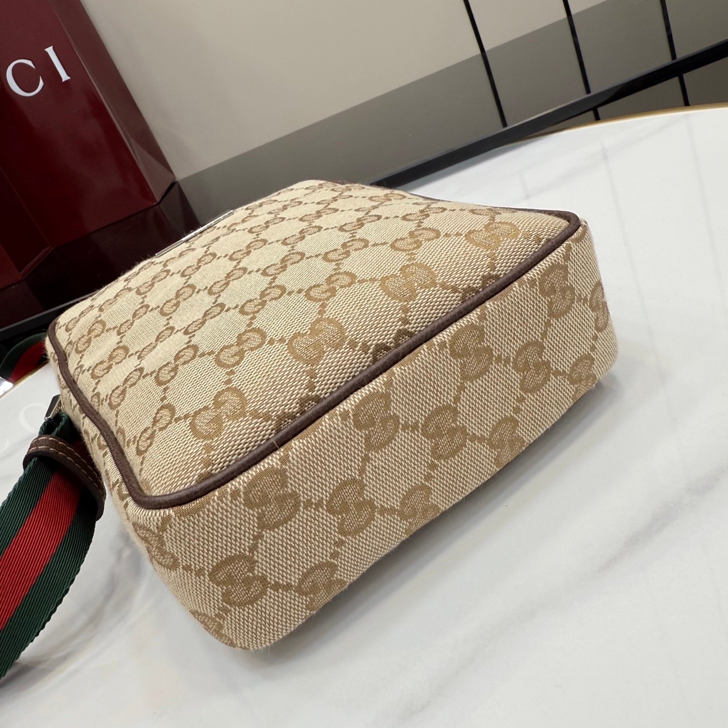 配全套原厂专柜包装 这件单品出自Gucci Primavera系列。Gucci Tag系列的设计同步城市节奏。经典GG帆布面料贯穿于多功能迷你手袋的廓形设计中，并缀饰“Gucci Made in Italy”金属标签，令整款单品更加精致。