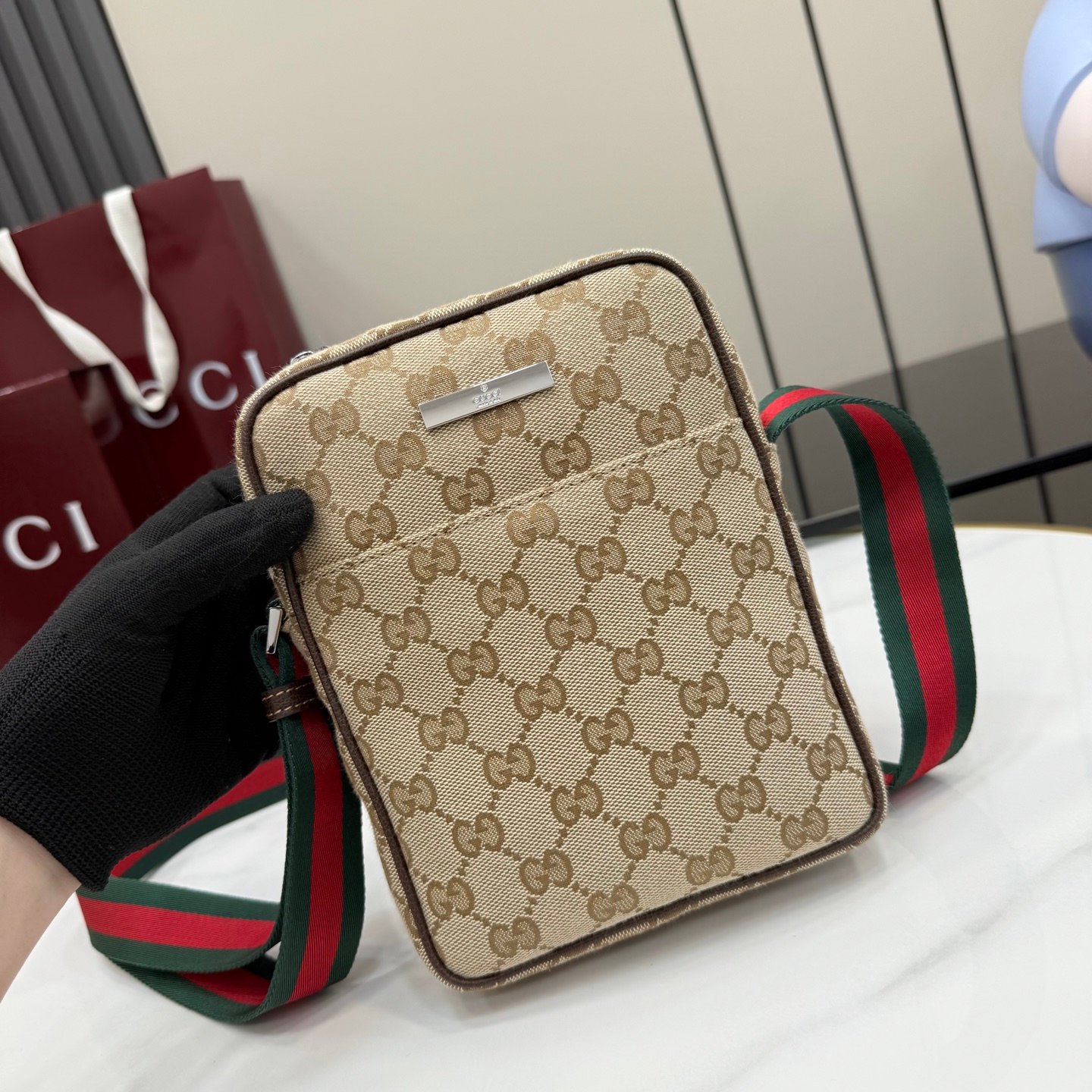 配全套原厂专柜包装 这件单品出自Gucci Primavera系列。Gucci Tag系列的设计同步城市节奏。经典GG帆布面料贯穿于多功能迷你手袋的廓形设计中，并缀饰“Gucci Made in Italy”金属标签，令整款单品更加精致。