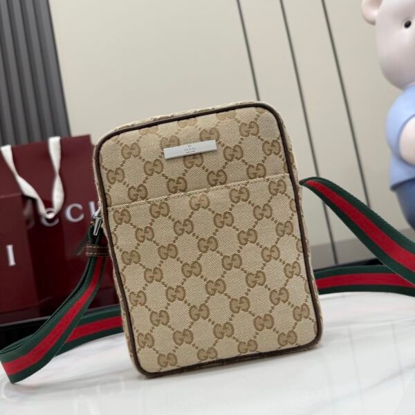 配全套原厂专柜包装 这件单品出自Gucci Primavera系列。Gucci Tag系列的设计同步城市节奏。经典GG帆布面料贯穿于多功能迷你手袋的廓形设计中，并缀饰“Gucci Made in Italy”金属标签，令整款单品更加精致。