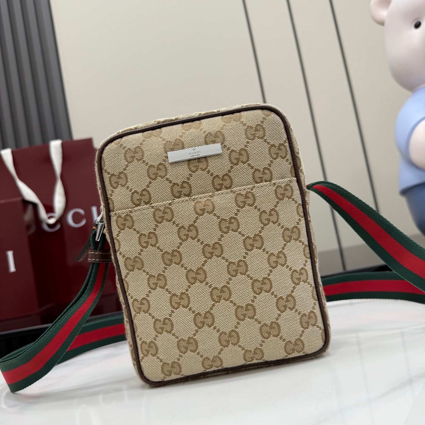 配全套原厂专柜包装 这件单品出自Gucci Primavera系列。Gucci Tag系列的设计同步城市节奏。经典GG帆布面料贯穿于多功能迷你手袋的廓形设计中，并缀饰“Gucci Made in Italy”金属标签，令整款单品更加精致。