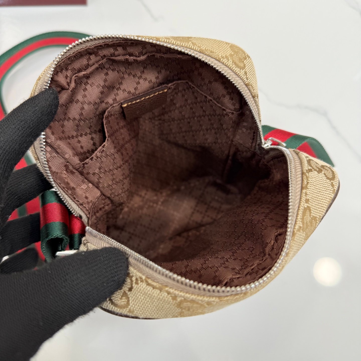 配全套原厂专柜包装 这件单品出自Gucci Primavera系列。Gucci Tag系列的设计同步城市节奏。经典GG帆布面料贯穿于多功能迷你手袋的廓形设计中，并缀饰“Gucci Made in Italy”金属标签，令整款单品更加精致。
