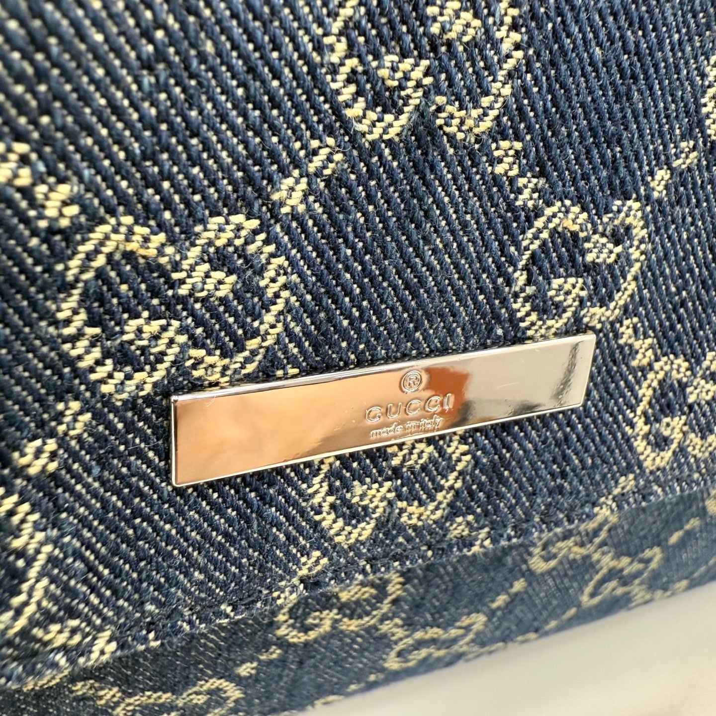 配全套原厂专柜包装 Generation Gucci古驰世代系列深入探索品牌的典藏元素,将不同世代的设计融合为统一的美学叙事。GG丹宁面料搭配品牌标识徽牌,为精致廓形增添品牌标志性元素,呈现这款提升日常风格的肩背包。