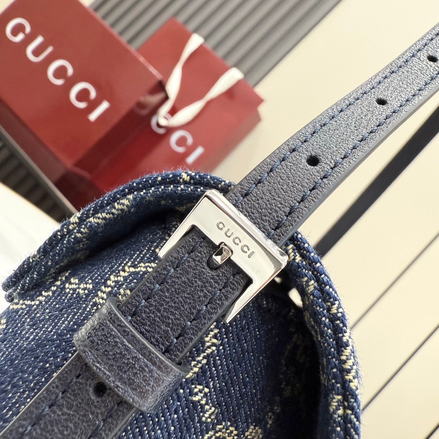 配全套原厂专柜包装 Generation Gucci古驰世代系列深入探索品牌的典藏元素,将不同世代的设计融合为统一的美学叙事。GG丹宁面料搭配品牌标识徽牌,为精致廓形增添品牌标志性元素,呈现这款提升日常风格的肩背包。