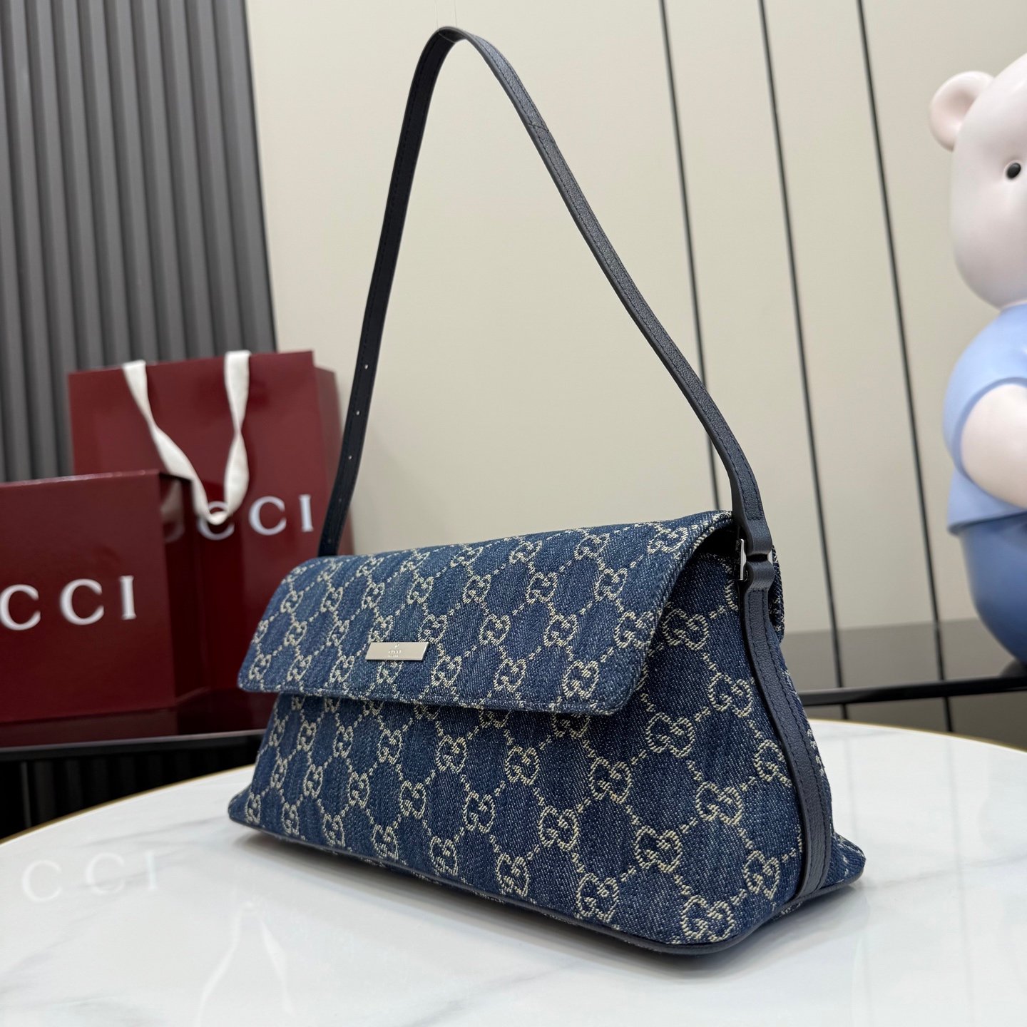 配全套原厂专柜包装 Generation Gucci古驰世代系列深入探索品牌的典藏元素,将不同世代的设计融合为统一的美学叙事。GG丹宁面料搭配品牌标识徽牌,为精致廓形增添品牌标志性元素,呈现这款提升日常风格的肩背包。
