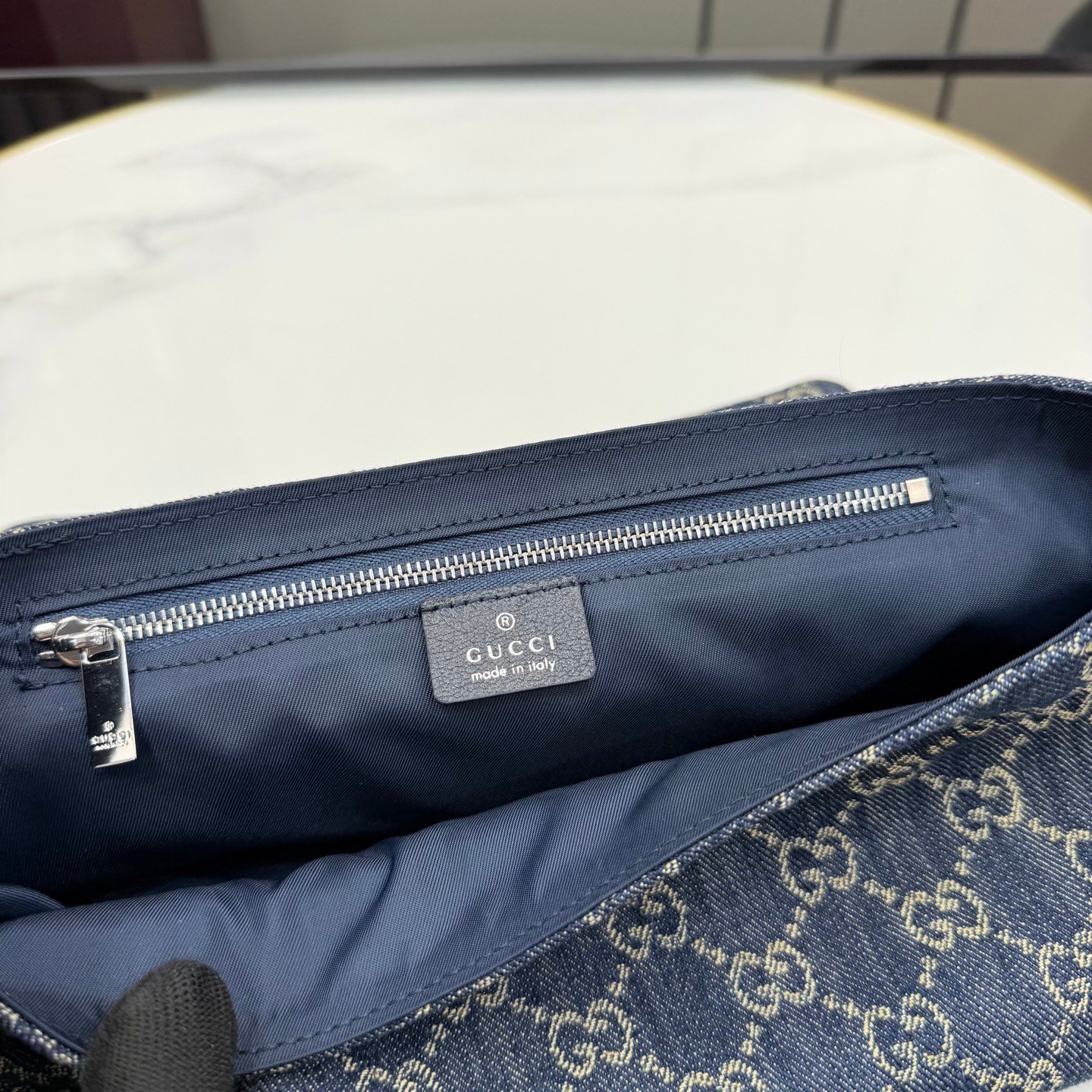 配全套原厂专柜包装 Generation Gucci古驰世代系列深入探索品牌的典藏元素,将不同世代的设计融合为统一的美学叙事。GG丹宁面料搭配品牌标识徽牌,为精致廓形增添品牌标志性元素,呈现这款提升日常风格的肩背包。