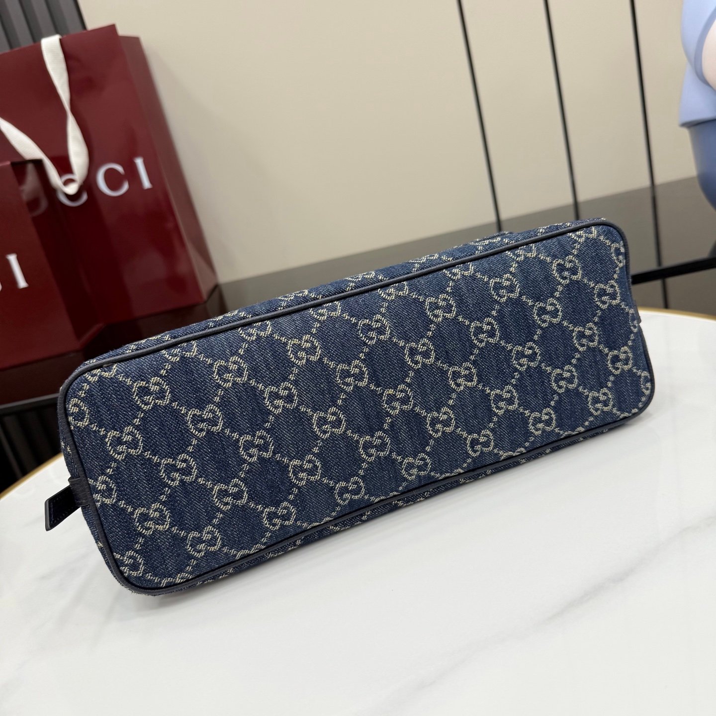 配全套原厂专柜包装 Generation Gucci古驰世代系列深入探索品牌的典藏元素,将不同世代的设计融合为统一的美学叙事。GG丹宁面料搭配品牌标识徽牌,为精致廓形增添品牌标志性元素,呈现这款提升日常风格的肩背包。
