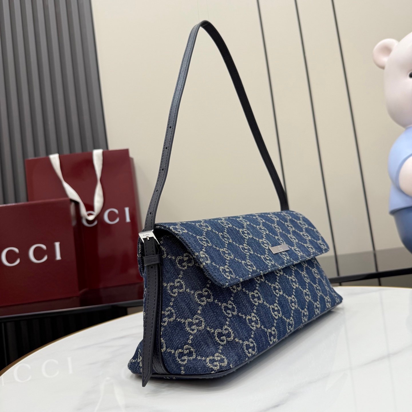 配全套原厂专柜包装 Generation Gucci古驰世代系列深入探索品牌的典藏元素,将不同世代的设计融合为统一的美学叙事。GG丹宁面料搭配品牌标识徽牌,为精致廓形增添品牌标志性元素,呈现这款提升日常风格的肩背包。