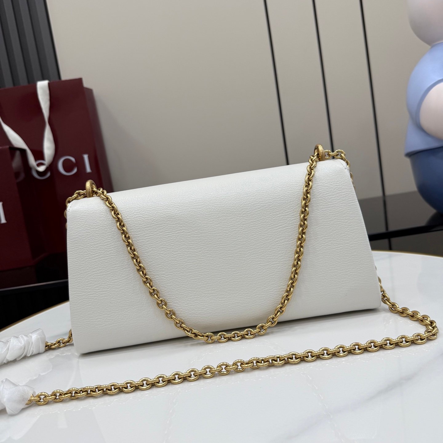 配全套原厂专柜包装 Generation Gucci系列深入探索品牌的典藏元素,将不同年代的设计融合成一种美学叙事。Dionysus 系列引入柔软的角撑结构和双色五金配件。标志性虎头和新款链条肩带的金属饰面为每种款式变化增添独特风情。这款单