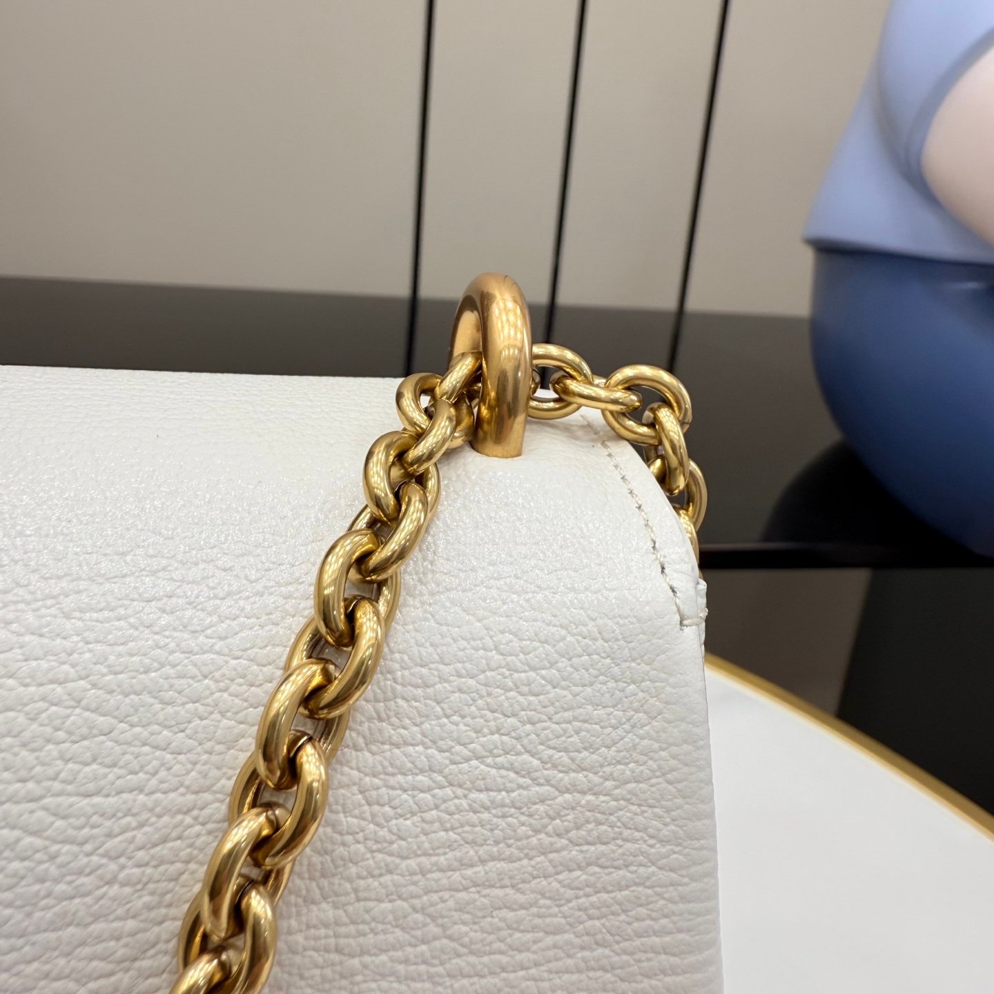 配全套原厂专柜包装 Generation Gucci系列深入探索品牌的典藏元素,将不同年代的设计融合成一种美学叙事。Dionysus 系列引入柔软的角撑结构和双色五金配件。标志性虎头和新款链条肩带的金属饰面为每种款式变化增添独特风情。这款单